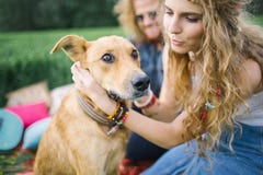 Junge schöne Hippiepaare mit Hund in der Natur lizenzfreie stockfotos Junge schöne Hippiepaare mit Hund in der Natur lizenzfreie stockfotos