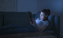 junge schöne und glückliche lateinische Frau auf ihrem 30s, das Fernsehdirektübertragung aufpassende Fernsehsendung der Wohnzimme lizenzfreies stockfoto junge schöne und glückliche lateinische Frau auf ihrem 30s, das Fernsehdirektübertragung aufpassende Fernsehsendung der Wohnzimme lizenzfreies stockfoto