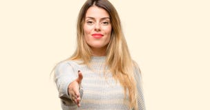 Junge Schönheit lokalisiert über gelbem Hintergrund stockfotografie Junge Schönheit lokalisiert über gelbem Hintergrund stockfotografie