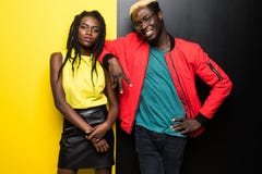 Junge und glückliche afroe-amerikanisch Paare lokalisiert auf Farbhintergrund Der Mann- und Frauenafroamerikaner haben Spaß lokal lizenzfreies stockfoto Junge und glückliche afroe-amerikanisch Paare lokalisiert auf Farbhintergrund Der Mann- und Frauenafroamerikaner haben Spaß lokal lizenzfreies stockfoto