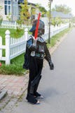 Junge verkleidet in Star Wars-Kostüm: Darth Vader mit seiner Klinge Darth Vader stockfotografie Junge verkleidet in Star Wars-Kostüm: Darth Vader mit seiner Klinge Darth Vader stockfotografie