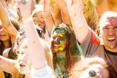 Junge, verzierte Leute nehmen am Holi-Festival von Farben in Wladiwostok teil lizenzfreie stockfotografie Junge, verzierte Leute nehmen am Holi-Festival von Farben in Wladiwostok teil lizenzfreie stockfotografie