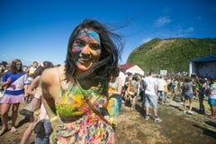 Junge, verzierte Leute nehmen am Holi-Festival von Farben in Wladiwostok teil stockbild Junge, verzierte Leute nehmen am Holi-Festival von Farben in Wladiwostok teil stockbild