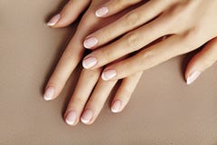 Junge weibliche Palme Schöne Zauber-Maniküre Französische Art kosmetische Produkte Interessieren Sie sich für Hände und Nägel, sa lizenzfreie stockbilder Junge weibliche Palme Schöne Zauber-Maniküre Französische Art kosmetische Produkte Interessieren Sie sich für Hände und Nägel, sa lizenzfreie stockbilder