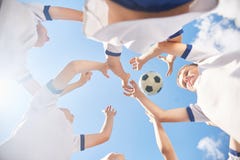 Jungen, die Fußball spielen stockfoto Jungen, die Fußball spielen stockfoto