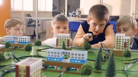 Jungen, welche die Prinzipien der Verteilung des elektrischen Stroms studieren stock video Jungen, welche die Prinzipien der Verteilung des elektrischen Stroms studieren stock video