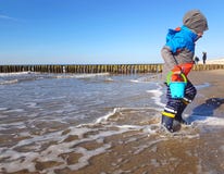 Jungenkind, das in den Wellen auf Ostsee spielt stockfotos Jungenkind, das in den Wellen auf Ostsee spielt stockfotos