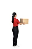Junger asiatischer weiblicher Kurier liefern das Paket Lizenzfreie Stockfotografie Junger asiatischer weiblicher Kurier liefern das Paket Lizenzfreie Stockfotografie