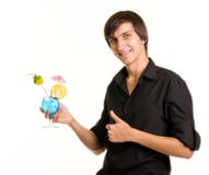 Junger Barmixer mit Alkoholcocktail lizenzfreies stockbild Junger Barmixer mit Alkoholcocktail lizenzfreies stockbild