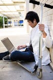 Junger beiläufiger asiatischer Mann mit Laptop stockfotos Junger beiläufiger asiatischer Mann mit Laptop stockfotos