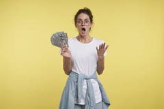 Junger Brunette, den Frau ` t ihr glauben kann, gewann Lose Bargeld, öffnete sie ihren Mund und Augen in einer Überraschung stockbild Junger Brunette, den Frau ` t ihr glauben kann, gewann Lose Bargeld, öffnete sie ihren Mund und Augen in einer Überraschung stockbild