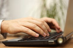 Junger Erwachsener schreibt auf Laptop-Computer Tastatur lizenzfreie stockfotografie Junger Erwachsener schreibt auf Laptop-Computer Tastatur lizenzfreie stockfotografie