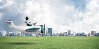 Junger Flieger, der kleines Propellerflugzeug f?hrt stockbilder Junger Flieger, der kleines Propellerflugzeug f?hrt stockbilder