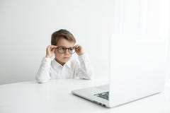 Junger Gesch?ftsmann, der mit Laptop im B?ro arbeitet lizenzfreies stockbild Junger Gesch?ftsmann, der mit Laptop im B?ro arbeitet lizenzfreies stockbild