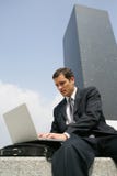 Junger Geschäftsmann, der mit Laptop draußen arbeitet stockfoto Junger Geschäftsmann, der mit Laptop draußen arbeitet stockfoto