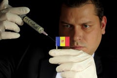 Junger Geschäftsmann gibt eine Finanzeinspritzung zur andorranischen Flagge Lizenzfreies Stockbild Junger Geschäftsmann gibt eine Finanzeinspritzung zur andorranischen Flagge Lizenzfreies Stockbild
