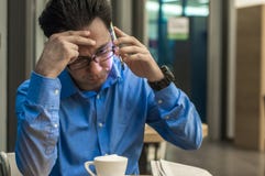 Junger Geschäftsmann hatte gerade schlechte Nachrichten am Handy empfangen lizenzfreie stockbilder Junger Geschäftsmann hatte gerade schlechte Nachrichten am Handy empfangen lizenzfreie stockbilder