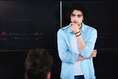 junger Geschäftsmann mit den Brillen in der Hand, die vor Brett mit Grafiken an modernem stehen lizenzfreies stockfoto junger Geschäftsmann mit den Brillen in der Hand, die vor Brett mit Grafiken an modernem stehen lizenzfreies stockfoto