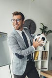junger glücklicher Geschäftsmann mit Fußball lizenzfreie stockfotos junger glücklicher Geschäftsmann mit Fußball lizenzfreie stockfotos