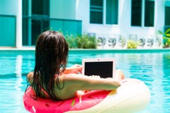 Junger h?bscher Frauenfreiberufler schwimmt auf das Meer oder in das Pool in einem schwimmenden Kreis Ein M?dchen entspannt sich lizenzfreie stockbilder Junger h?bscher Frauenfreiberufler schwimmt auf das Meer oder in das Pool in einem schwimmenden Kreis Ein M?dchen entspannt sich lizenzfreie stockbilder