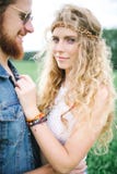 Junger Hippiemann mit dem Bart, der draußen gelockte Frau umarmt stockfoto Junger Hippiemann mit dem Bart, der draußen gelockte Frau umarmt stockfoto