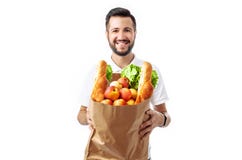 Junger hübscher Hippie-Mann, der eine Tasche des Lebensmittels lokalisiert auf einem weißen Hintergrund hält stockbild Junger hübscher Hippie-Mann, der eine Tasche des Lebensmittels lokalisiert auf einem weißen Hintergrund hält stockbild
