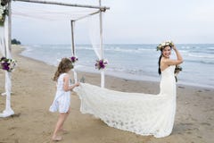 Junger kaukasischer Paare ` s Hochzeitstag lizenzfreies stockbild Junger kaukasischer Paare ` s Hochzeitstag lizenzfreies stockbild
