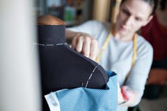 Junger kaukasischer weiblicher Modedesigner, der ein Kleid misst stockfoto Junger kaukasischer weiblicher Modedesigner, der ein Kleid misst stockfoto