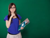 Junger Lehrer, der um Ruhe auf grünem Hintergrund bittet lizenzfreie stockbilder Junger Lehrer, der um Ruhe auf grünem Hintergrund bittet lizenzfreie stockbilder