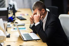 Junger Manager am Arbeitsplatz Junger Mann, der an Computer im Büro arbeitet lizenzfreie stockfotos Junger Manager am Arbeitsplatz Junger Mann, der an Computer im Büro arbeitet lizenzfreie stockfotos