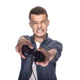 Junger Mann, der auf Konsole oder Computer spielt lizenzfreies stockbild Junger Mann, der auf Konsole oder Computer spielt lizenzfreies stockbild