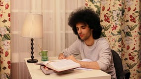junger Mann, der beim Studieren schläfrig erhält stock video footage junger Mann, der beim Studieren schläfrig erhält stock video footage