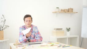 Junger Mann, der die Papierfläche, eine Idee denkend hält stock video footage Junger Mann, der die Papierfläche, eine Idee denkend hält stock video footage