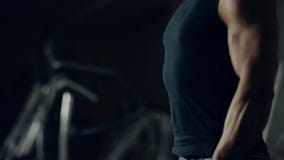 Junger Mann, der ein Eignungstraining mit Dummköpfen tut stock video footage Junger Mann, der ein Eignungstraining mit Dummköpfen tut stock video footage