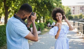 Junger Mann, der Foto der Schönheit im Park macht stockfotografie Junger Mann, der Foto der Schönheit im Park macht stockfotografie