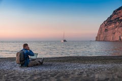 Junger Mann mit Laptopfunktion auf dem Strand Freiheit, Fernarbeits-, Freiberufler-, Technologie-, Internet-, Reise- und Ferienko stockfoto Junger Mann mit Laptopfunktion auf dem Strand Freiheit, Fernarbeits-, Freiberufler-, Technologie-, Internet-, Reise- und Ferienko stockfoto