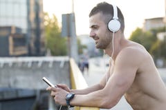 Junger muskulöser Athletenrest nach der Ausbildung stockbild Junger muskulöser Athletenrest nach der Ausbildung stockbild