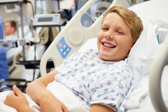 Junger männlicher Patient im Krankenhaus-Bett stockbild Junger männlicher Patient im Krankenhaus-Bett stockbild