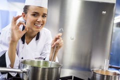 Junger netter Chef, der okayzeichen zeigt stockfotos Junger netter Chef, der okayzeichen zeigt stockfotos