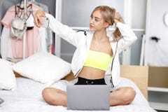 Junger schöner Mädchen Blogger, der in der modernen Kleidung gekleidet wird, nimmt ein selfie auf ihrem Smartphone für ihr Blog, stockfoto Junger schöner Mädchen Blogger, der in der modernen Kleidung gekleidet wird, nimmt ein selfie auf ihrem Smartphone für ihr Blog, stockfoto