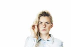 Junger schöner Mädchenlehrer der Gläser im Gestank emotional und Blicke beleidigt Schlechter Lehrer der Konzeption stockfotos Junger schöner Mädchenlehrer der Gläser im Gestank emotional und Blicke beleidigt Schlechter Lehrer der Konzeption stockfotos