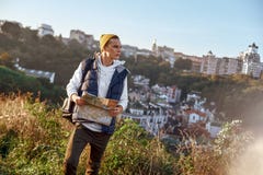 Junger touristischer Blogger erforscht die Karte lizenzfreie stockfotografie Junger touristischer Blogger erforscht die Karte lizenzfreie stockfotografie