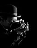 Junger und attraktiver Fotograf in der Weinleseklage und mit Retro- Fotokamera Lizenzfreies Stockbild Junger und attraktiver Fotograf in der Weinleseklage und mit Retro- Fotokamera Lizenzfreies Stockbild