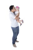 Junger Vater, der seine Tochter auf Studio küsst lizenzfreies stockfoto Junger Vater, der seine Tochter auf Studio küsst lizenzfreies stockfoto