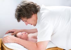 Junger Vater mit seiner neugeborenen Babytochter Lizenzfreie Stockbilder Junger Vater mit seiner neugeborenen Babytochter Lizenzfreie Stockbilder
