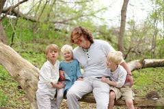 Junger Vater und seine drei glückliche Kinder, die O spielen und lachen lizenzfreie stockbilder Junger Vater und seine drei glückliche Kinder, die O spielen und lachen lizenzfreie stockbilder