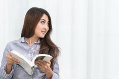 Junges asiatisches Frauenlesebuch stockbilder Junges asiatisches Frauenlesebuch stockbilder