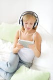 Junges attraktives Mädchen mit Tabletten-PC stockbild Junges attraktives Mädchen mit Tabletten-PC stockbild
