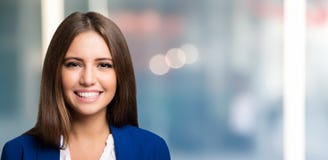 Junges freundliches lächelndes Frauenporträt lizenzfreies stockbild Junges freundliches lächelndes Frauenporträt lizenzfreies stockbild