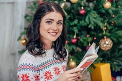 Junges glückliches Frauenlesebuch? Bewegungszittern stockbild Junges glückliches Frauenlesebuch? Bewegungszittern stockbild